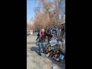Мемориал Навальному в Ереване, установленный релокантами из России, разрушила местная жительница
