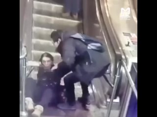 Девушку едва не затянул эскалатор в метро Петербурга - видео от Mash на Мойке