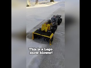 Функционирующая снегоуборочная машина из Лего, которая может очистить дорожку от небольшого сугроба.