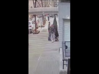 Швейцар вмешивается и спасает женщину от ограбления в роскошном районе Нью-Йорка, а прохожие наблюдают, не помогая.