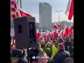 Фермеры протестуют в Варшаве: жгут покрышки и запускают сигнальные ракеты