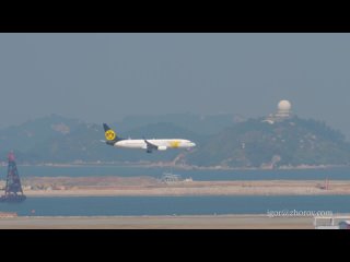 Боинг 737 авиакомпании MIAT - Mongolian Airlines приземляется в аэропорту Гонконга.