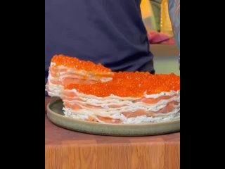 Закусочный торт с лососем и творожным сыром