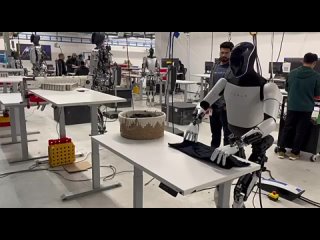 “Робот Tesla Optimus может складывать футболки по заранее заложенной программе“