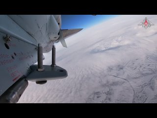 Истребители Су-35С ВКС России несут боевое дежурство в небе над зоной спецоперации.