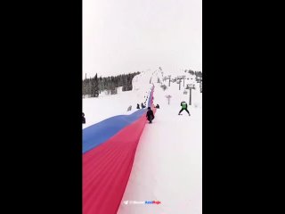 En Sheregesh, una popular estación de esquí de Siberia, se ha batido un récord de Rusia: la tricolor más grande del país, con
