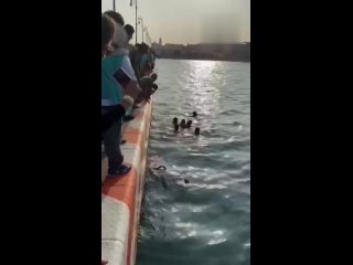 🇲🇽Policías rescatan a una bebé que cayó al mar en México