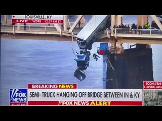 В США грузовик пробив ограждение повис на краю высокого моста