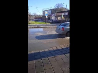 В Керчи зловонный фонтан затопил дорогу