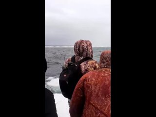 В Сахалинской области рыбаков уносит на льдине в открытое море