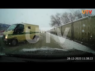 В Оренбурге на ул.Авторемонтной иномарка влетела в инкассаторскую машину
