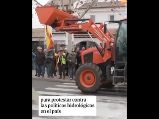 Испанские фермеры в ходе акции протеста против гидрологической политики страны вылили 25 тысяч литров французского белого вина н