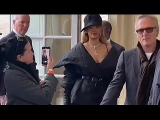 Рианна прибывает на показ Dior (Paris Fashion Week, S24, )