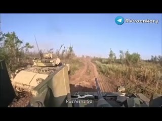 🇷🇺 🇺🇸 Offensive bei Rabotino: “Direkter Treffer eines Bradley durch russischen Panzer“