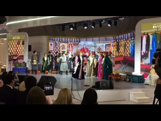 Все обряды и ритуалы калмыцкой свадьбы на выставке-форуме «Россия» наглядно показывают артисты Национального драматического...