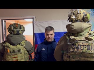 В Белгороде мужчина извинился на камеру за съёмку работы российской ПВО. Он сделал это в присутствии двух военных с нашивками СМ