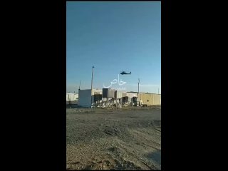 Ударный вертолёт AH-64 Apache ВС США осуществляет отстрел “тепловых ловушек“ над базой в Мосуле