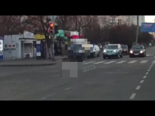 В Одессе водителю разбили стекло, поскольку он отказался остановиться по требованию ТЦК — местные ТГ-каналы