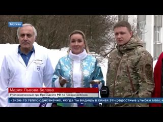 Волонтеры-спасатели необычно поздравили юных пациентов больницы имени Башляевой