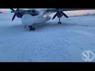🇷🇺 В Якутии самолет с 30 пассажирами приземлился на замерзшую реку