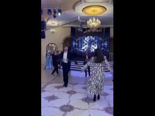 Роберт Катчиев  танцует в зале Роял Холла г.Черкесск