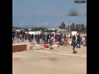 Сотни израильских протестующих штурмуют КПП Карм Абу Салем и атакуют грузовики с гуманитарной помощь