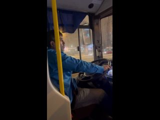 Мигрант-водитель автобуса пригрозил петербурженке расправой из-за замечания
