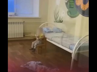 В Челябинской области 2-летнюю девочку из дома малютки заперли в палате — взрослых к ней не пускают, а медсестры кричат на нее