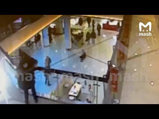 Охранники ТРЦ “Калейдоскоп“ ударили ножом двоих мужчин во время драки в торгово-развлекательном центре. Предварительно, пострада