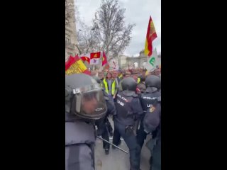 Полиция бьет фермеров в Испании