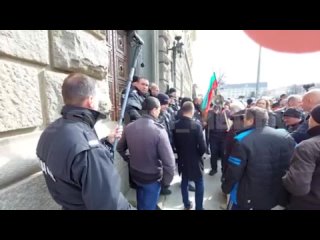 ‼️В Софии проходят протесты против будущего премьер-министра от партии “Граждане за европейское развитие Болгарии“