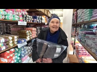 90-летняя баба Тома из Новосибирска каждый день вяжет по одной шапке для фронта.