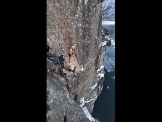 Норвежец прыгнул с высоты 40 м в ледяную воду