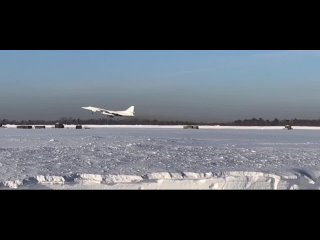 ❗️🇷🇺🇺🇦 Владимир Путин лично совершает полет на стратегическом ракетоносце Ту-160 из аэропорта в Казани. Цель и маршрут вылета по