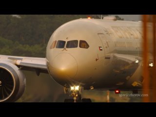 Дримлайнер Боинг 787 авиакомпании Etihad приземляется в аэропорту Пхукета.