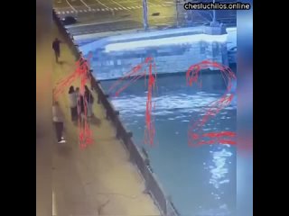 В Москве двое синеботов прогуливались со своей подругой, как вдруг в женщину влетел неаккуратный сам