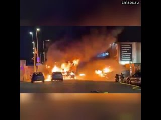 ️Толпа бунтующих эритрейских мигрантов подожгла автобус в Гааге.  Также горит около десятка автомоби