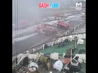 🇷🇺 Ледокол «Ермак» сейчас горит в Морском порту Кировского района - его тушат 46 пожарных