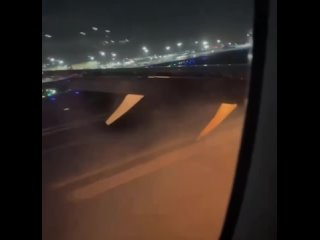 В аэропорту Токио загорелся самолёт.