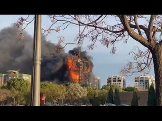 В испанской Валенсии полыхает 14-этажный дом, огонь быс