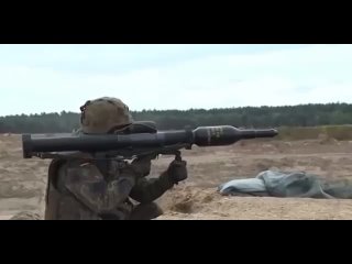 Panzerfaust 3  немецкий ручной противотанковый гранатомёт