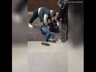 В метро Москвы банда подростков избила пассажира, из-за того, что тот случайно задел их плечом  Мужч