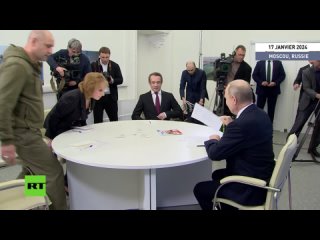 🇷🇺  En visite à son QG électoral, Vladimir Poutine rencontre le réalisateur Vladimir Machkov