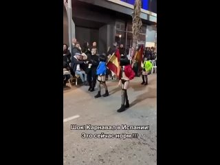 ЛГБТ-парад для детей в ИспанииДетей родители одевают в костюмы девиц легкого поведения, дают в руки радужные флаги и пускают