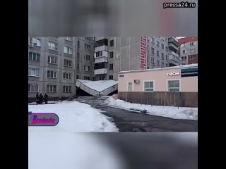 В Челябинске козырек дома рухнул и чуть не убил женщину — обрушение случилось из-за нечищеного снега