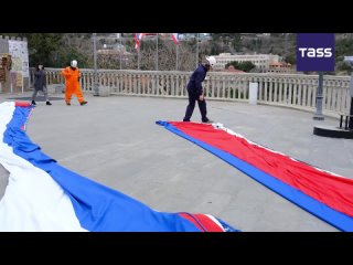 Des drapeaux de 28 mètres de la Russie et de la Crimée ont été dressés au cap Ay Todor à l’approche des dix ans de la réunificat