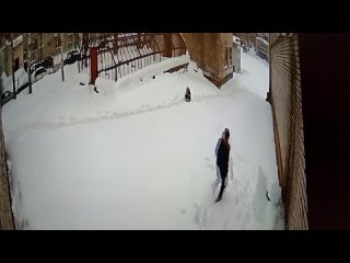 В Кирове два подростка решили обрушить гигантскую сосульку — ледяная глыба упала прямо на школьника
