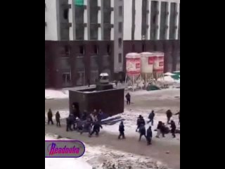 Десятки работников ЖК «Лучи» схлестнулись в массовом побоище в московском Солнцево — кто победил, строители или... (видео)