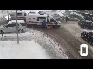 На севере Москвы женщина родила на улице у отдела полиции.