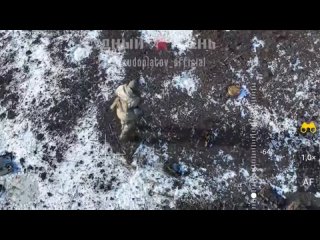 Украинский солдат выжил после удара российского дрона по его блиндажу.